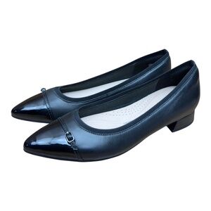 Clark’s Black Patent Leather size 7.5 loafers Low Heel Shoes